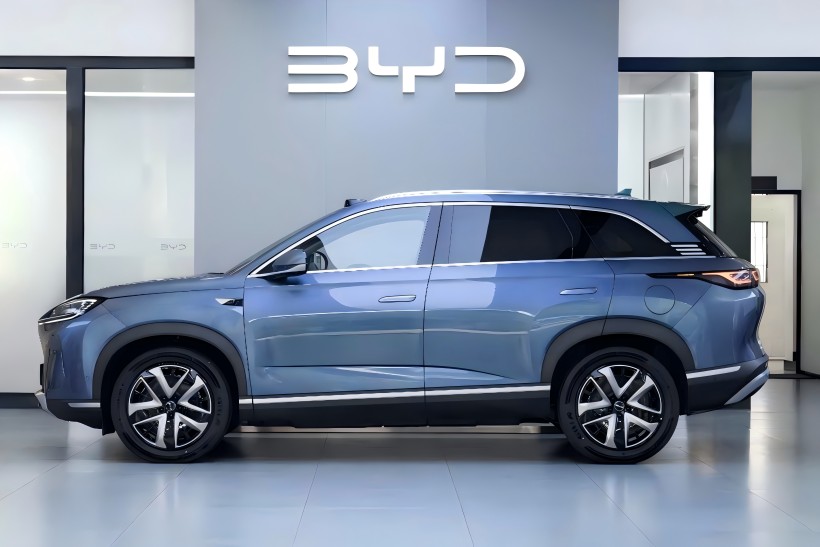 BYD SEAL 07 DM-I Интелигентна версия за шофиране, с приблизителна начална цена от 250 000 юана и се очаква скоро да се удари на пазара, пристигна в дилърите.