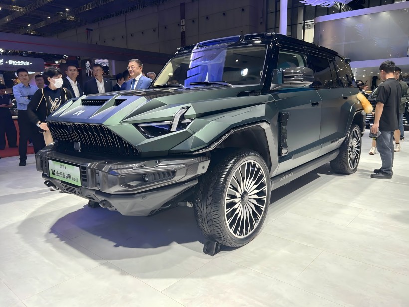 2025 Авто шоу в Шанхай: The Mengshi 917 Jiaolong Battle Armor Long - Изданието на междуосието е на цена от 1,098 милиона юана и е ограничено до 199 единици.